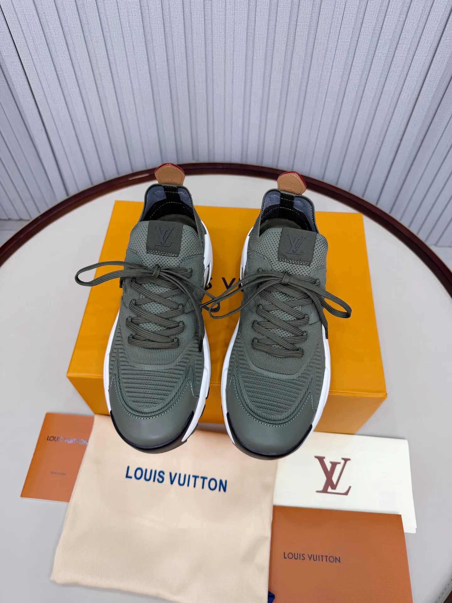 Men's men's shoes P640! Top version LV Louis Vuitton L Jialu brand Runner Tatic series thick-soled casual sports shoes running shoes original purchase development and production This LV Runner Tatic sports shoe combines fly woven fabric material to interpret the inspiration of traditional mountaineering shoes. The LV letters are written on one side, the Louis Vuitton logo, and the light and wear-resistant rubber outsole complete the whole package. The delivery counter is exquisitely packaged🛍📦 ▪️Fabrics: Original imported custom fly-knit fabric ▪️Inner lining: Original custom-made breathable mesh ▪️Sole: Original molded anti-slip rubber combination material ▪️Sole thickness: 4CM ▪️Size: Men's 39-45